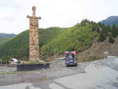 Obeliskas įvažiuojant į Lentechi