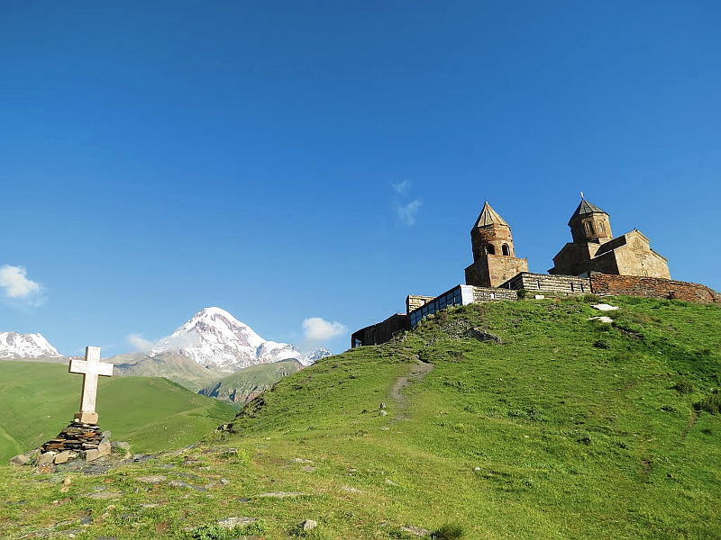 Gergeti Sameba cerkvė ir Kazbekas